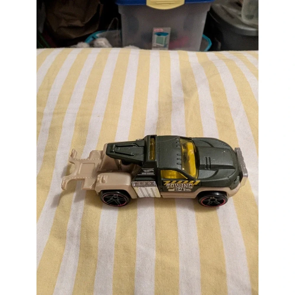 Hot Wheels HW Towing 24 hr Road Service Green Tow Truck Repo Duty Diecast